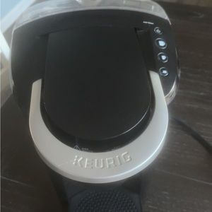 Keurig single serve k-pod coffee maker.